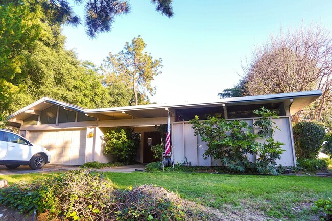 Building Photo - BEAUTIFUL 3 BEDROOM HOME WITH POOL IN THE HILLS OF LA CRESCENTA