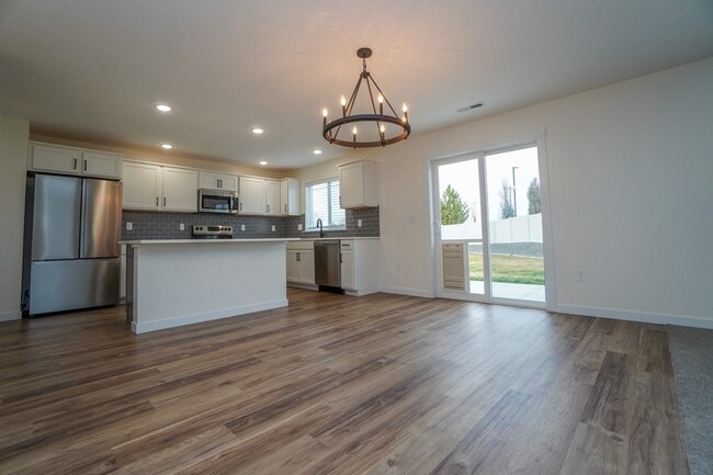 Building Photo - 1512 W Cub River Dr