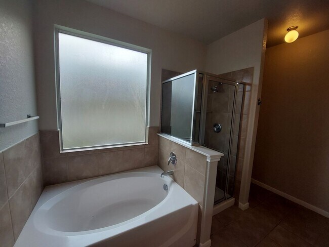 Building Photo - Lovely 4 Bedroom Home with Master Downstai...
