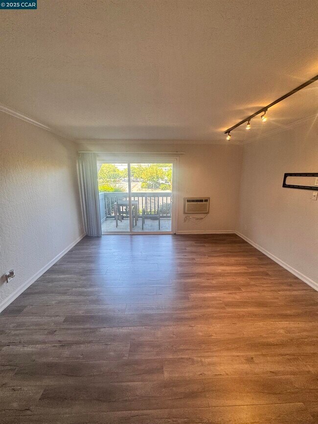 Building Photo - 1085 Murrieta Blvd