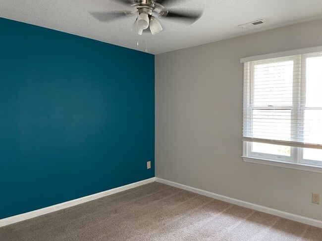 Building Photo - Charming 2 Bed, 2 Bath Triplex in Fayettev...
