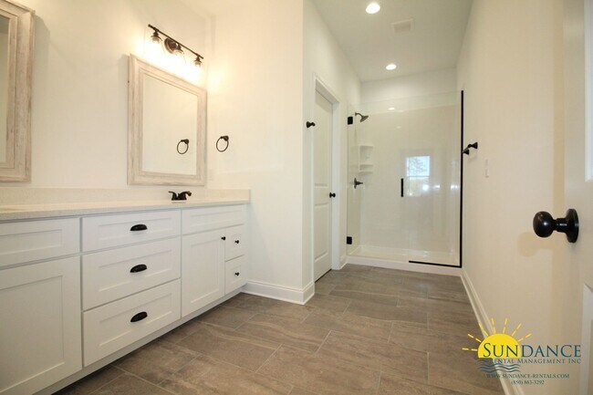 Building Photo - Gorgeous Townhome, near Ferry Park in Fort...