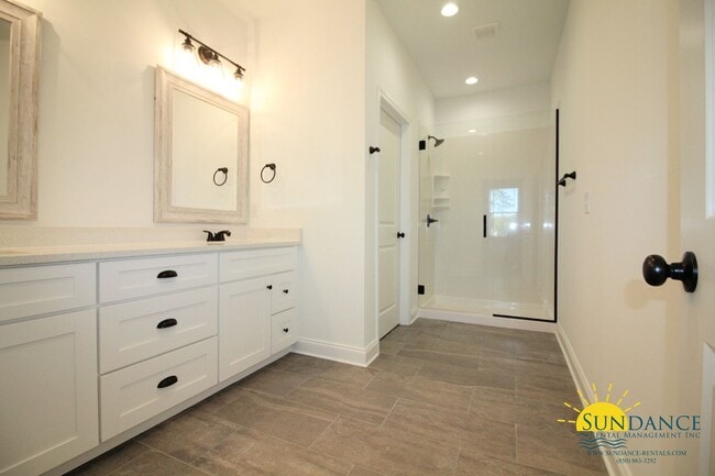 Building Photo - Gorgeous Townhome, near Ferry Park in Fort Walton Beach!