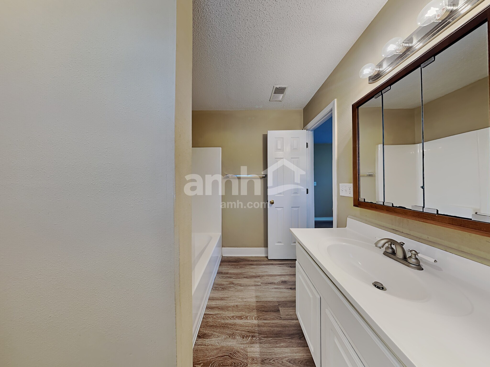 Building Photo - 208 Winding Willow Trl