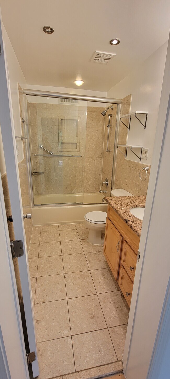 Master bathroom - 1632 Valencia Way