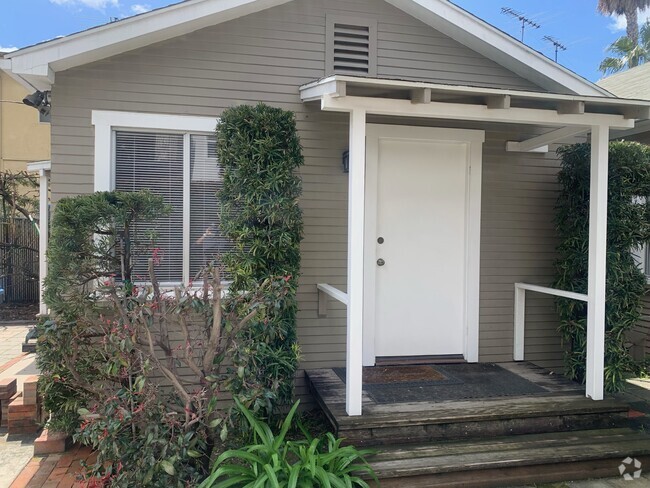 front door/porch - 1022 N Hudson Ave