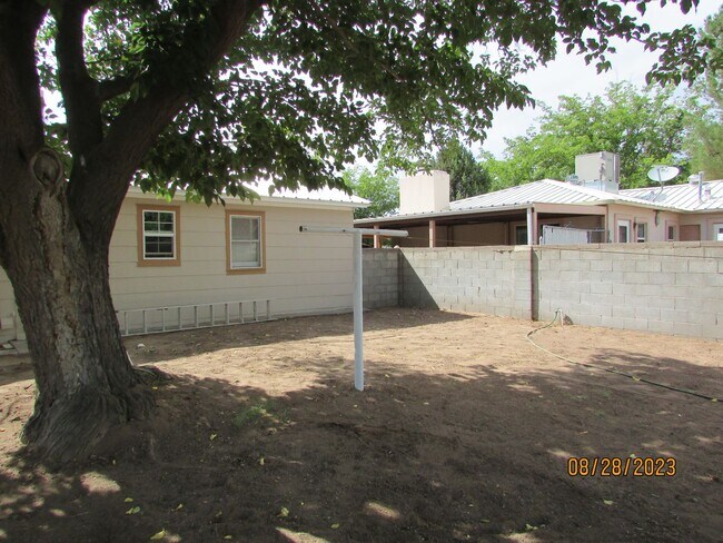Building Photo - $900 3 Bedroom/1 Bath Spacious Home, Locat...