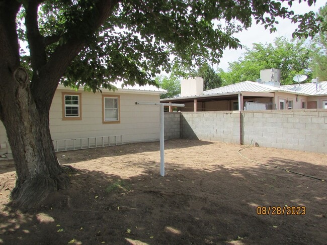 Building Photo - $900 3 Bedroom/1 Bath Spacious Home, Located in a desirable neighborhood