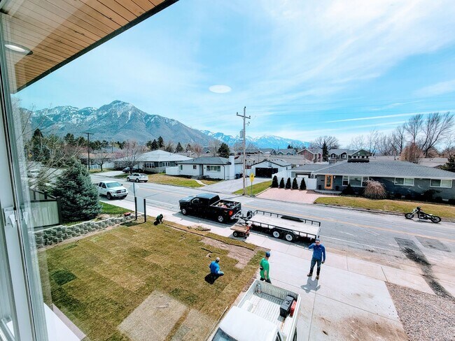 Building Photo - ABSOLUTELY UNBELIEVABLE NEW HIGH END CUSTO...