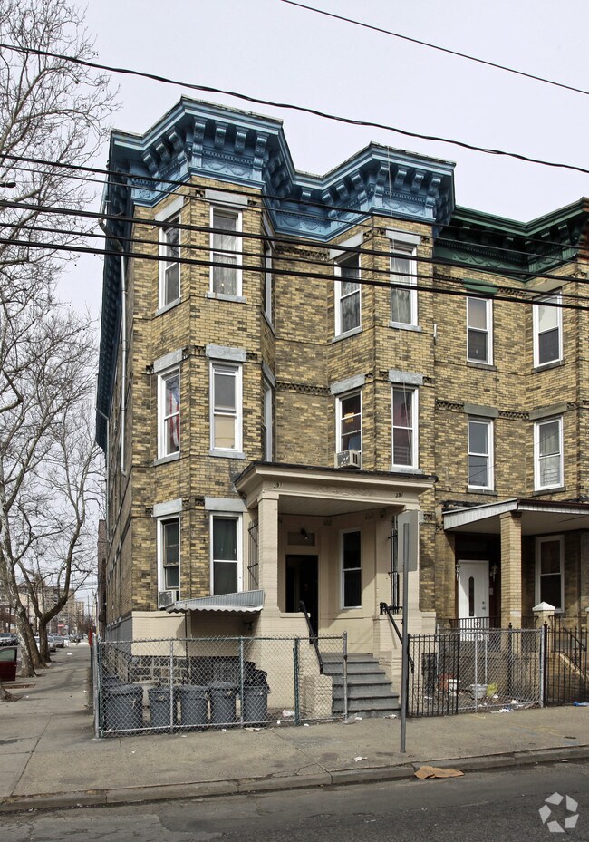 Building Photo - 391 Baldwin Ave