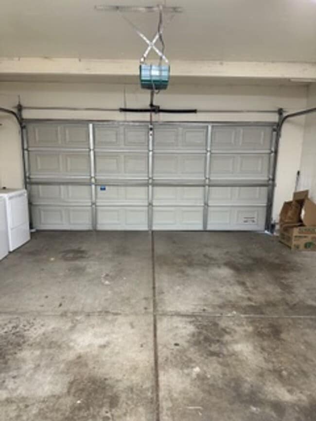 Building Photo - 3 Bed, 2.5 bath home in Carson City, Avail...