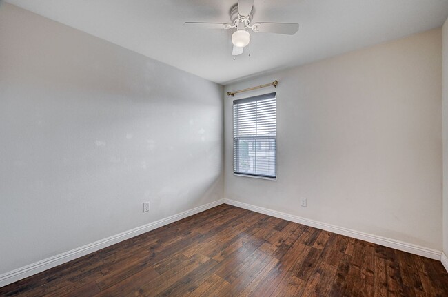 Building Photo - N Las Vegas Beautiful 3 bedroom townhome w...