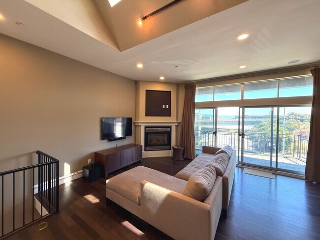 Building Photo - HUGE MODERN BRIGHT Potrero Hill Top Floor ...