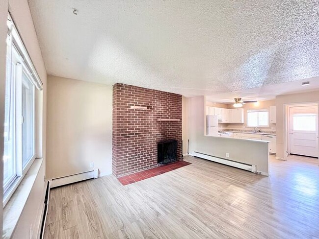 Building Photo - Beautiful 2 Bedroom Town Home!