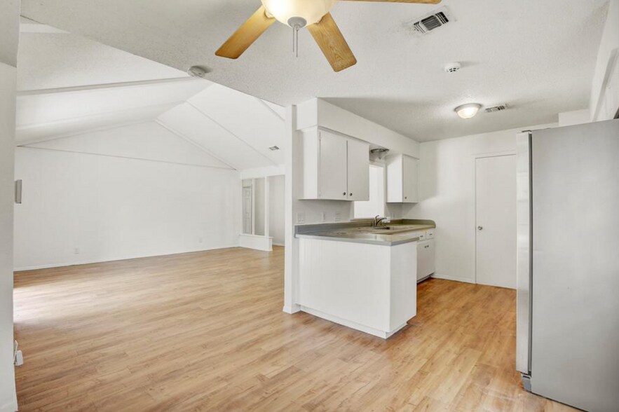 Building Photo - 705 Huntingdon Pl
