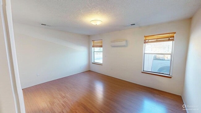 Building Photo - Centrally located 3 bed 3 bath home.