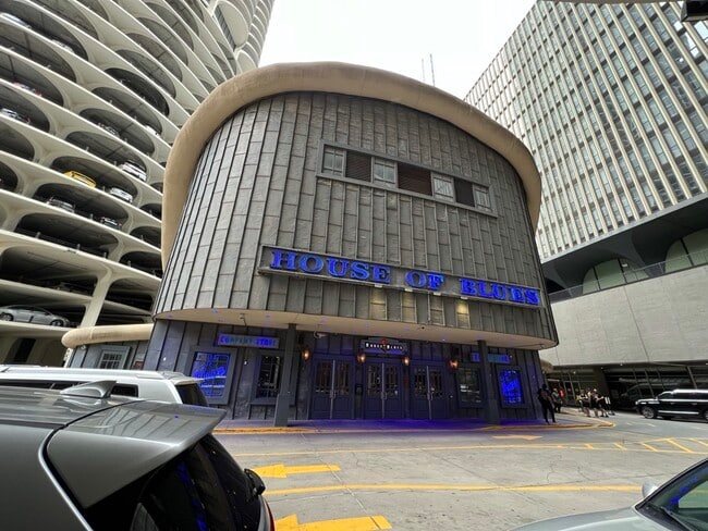 Building Photo - 300 N State St