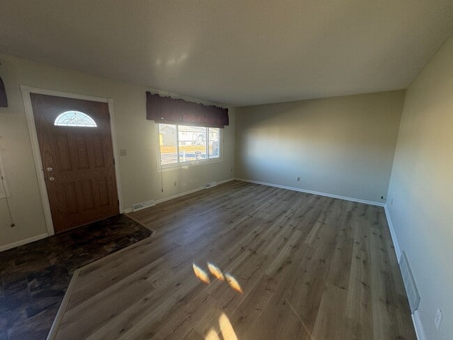 Building Photo - 3 bedroom 2 bathroom house