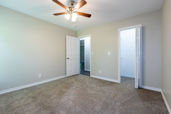 Building Photo - 4 Bedroom 2 Bath + Updated