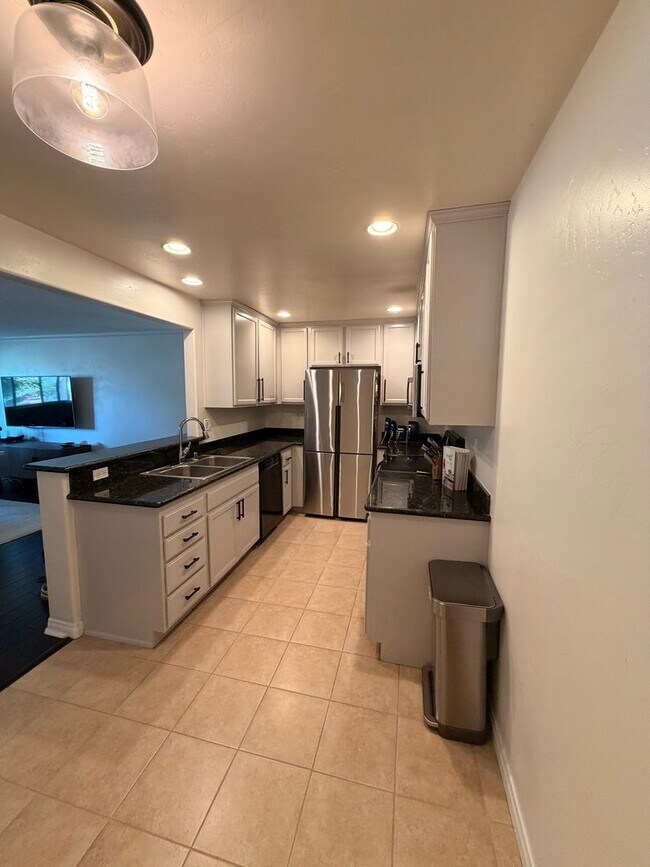 Building Photo - Beautifully Updated 2 bd 2 ba Crown Point Condo
