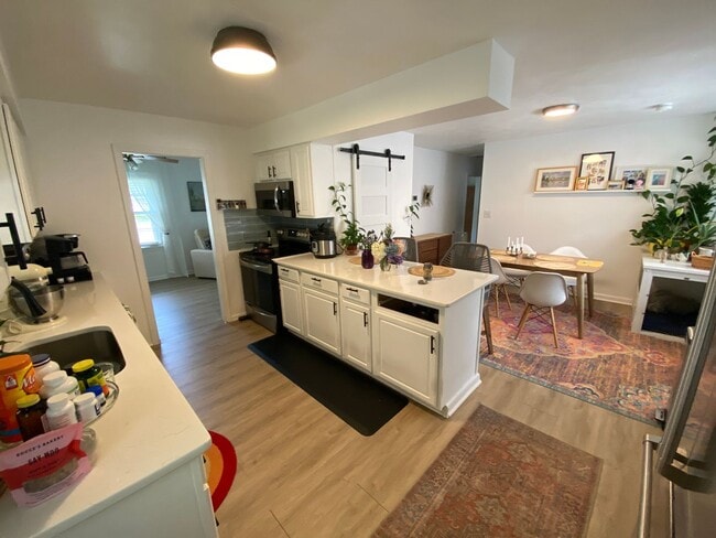 Building Photo - Charming Ranch Style Home - On Corner Lot!