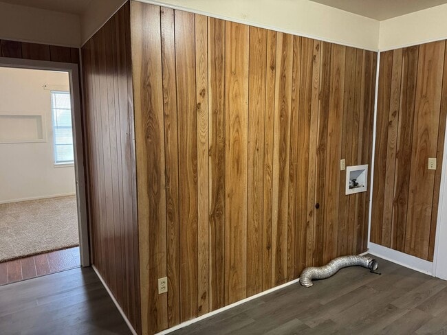 Building Photo - 5 Bed 2 Bath Home w/ 6.14 Acres In Iowa Park ISD.