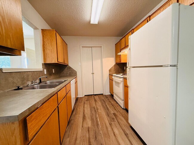 Building Photo - 2801 Lucille Dr