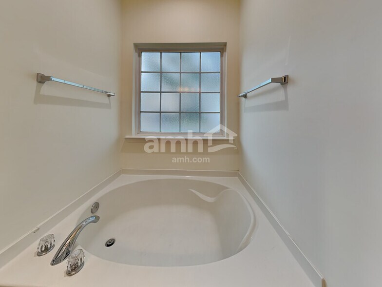 Building Photo - 300 Pemaquid Ct