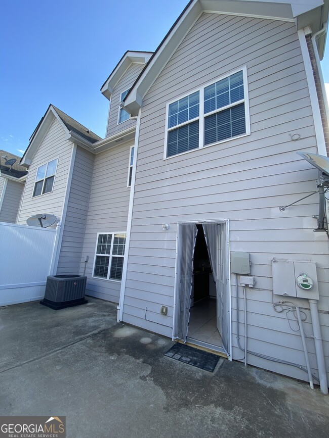 Building Photo - 212 Village Dr
