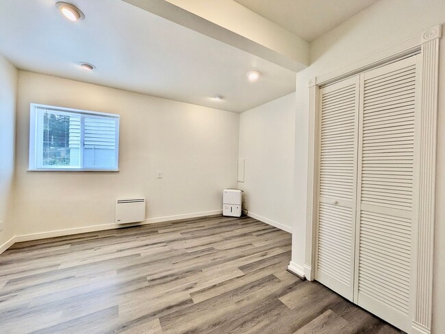 Building Photo - 9938 SW Terwilliger Blvd