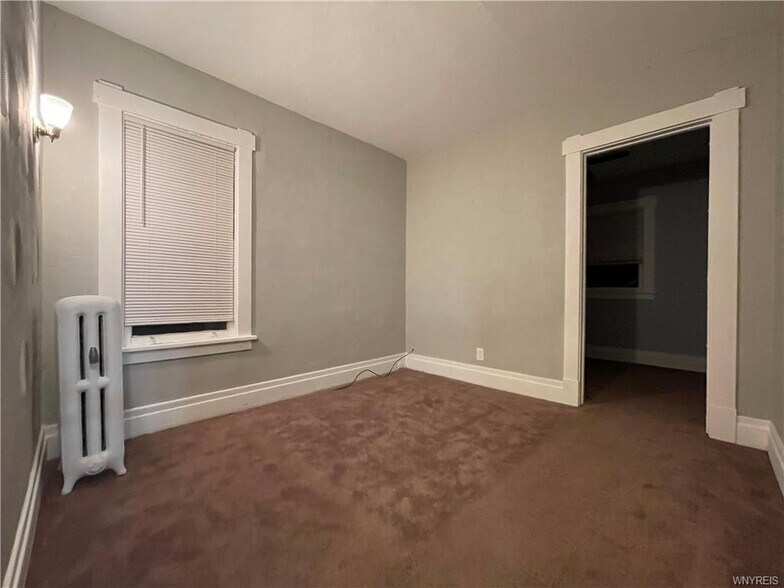 Master Bedroom & additional sitting area - 9 Bewley Pkwy