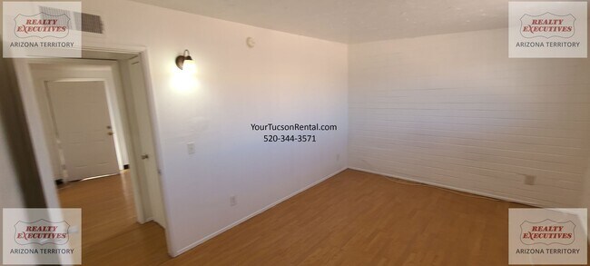 Building Photo - 29th St & Craycroft Rd area 2/2 with yard & A/C System