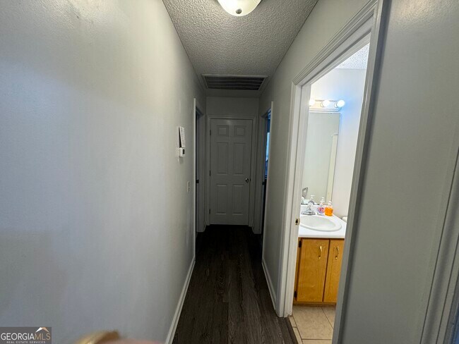 Building Photo - 205 Silver Fox Dr