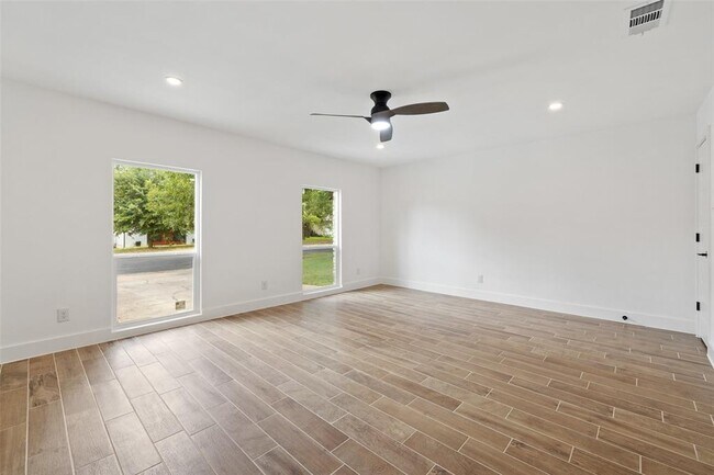 Building Photo - 1111 Spearson Ln