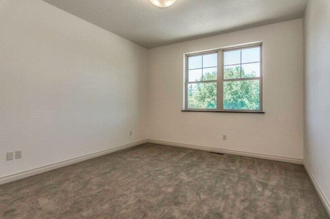 Building Photo - Luxurious Townhouse in NW Bend, 3 Bedrooms...