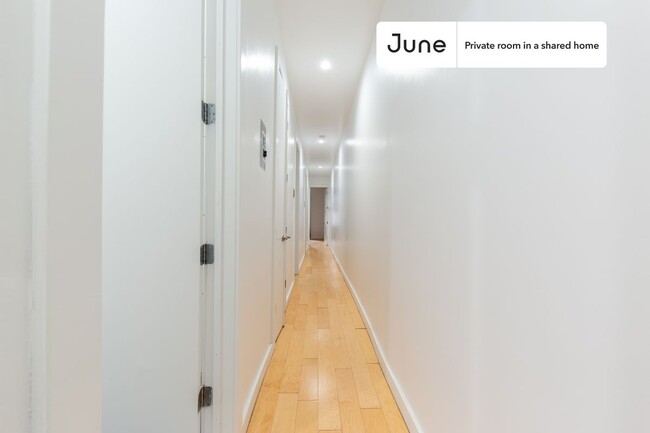 Building Photo - Private bedroom in 4 bed/2 bath Home