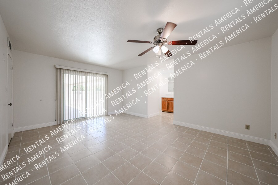 Building Photo - 935 E Wesleyan Dr