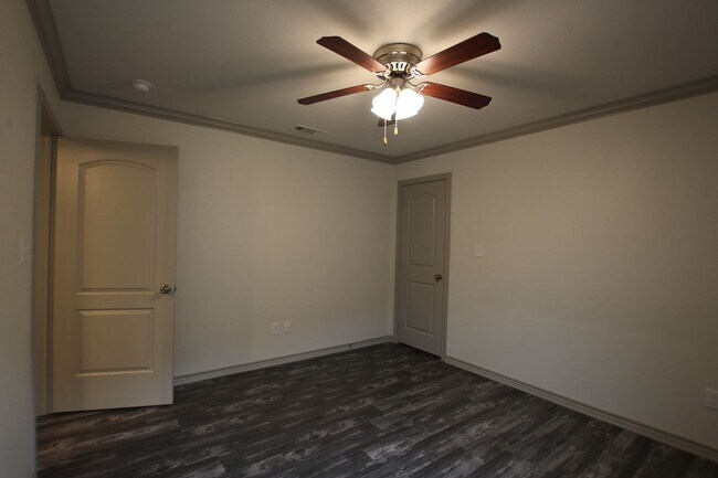 Building Photo - Beautiful 3 Bedroom 2 Bathroom Townhouse i...