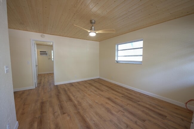 Building Photo - 220 Lucerne Ave