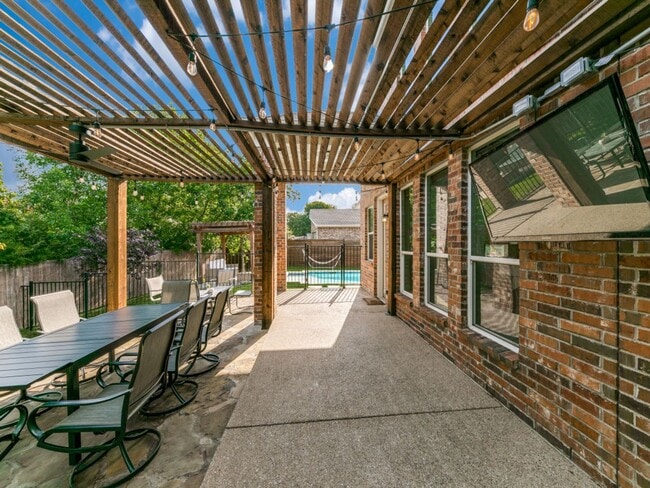 Building Photo - This home is a must see!!