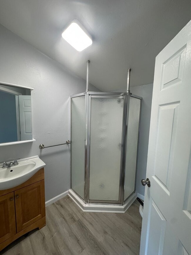 Building Photo - SPACIOUS 4 BED 2 BATH HOUSE WITH LARGE FENCED BACKYARD IN SHASTA LAKE