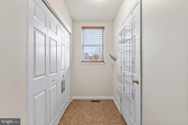 Building Photo - 614 Benson St