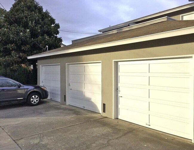 Building Photo - Hoover 1210-1212