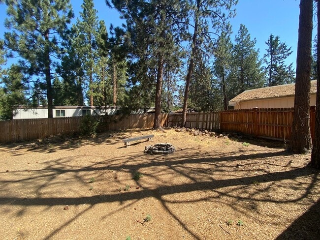 Building Photo - Cute and Cozy Home in SW Bend, Large, full...