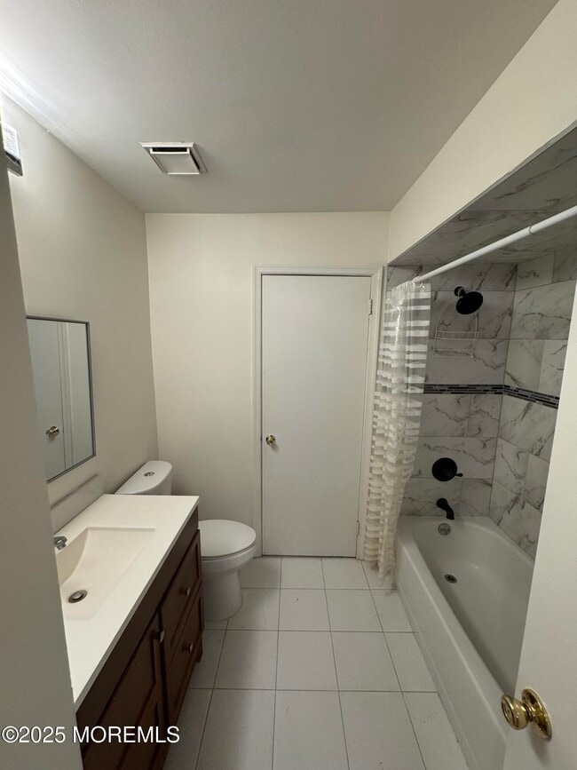 Building Photo - 320 Tulip Ln