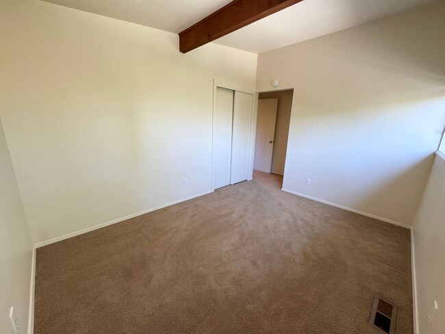 Building Photo - Mid-century modern view 3 bed house on top private drive with view of valley