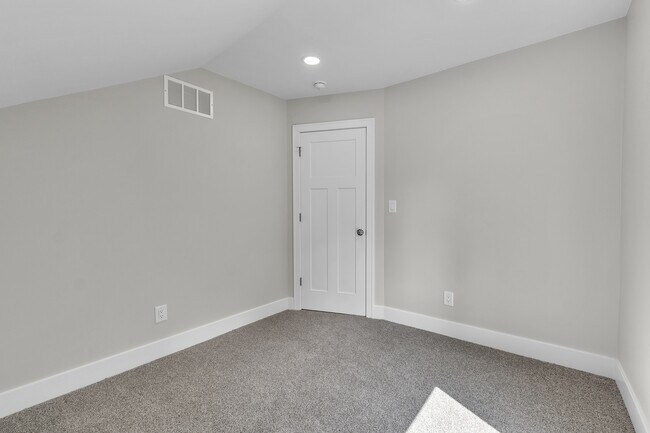 Building Photo - 9045 Hillcrest Dr