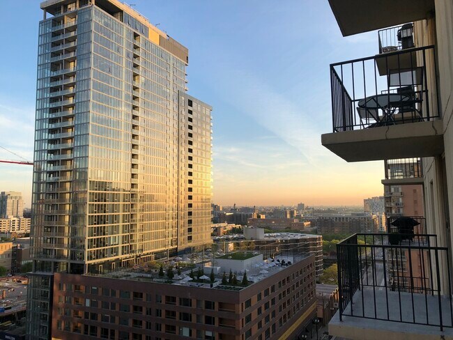 Building Photo - 1212 N La Salle Dr