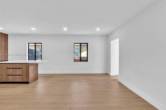 Building Photo - 1123 NE 1st Ave.