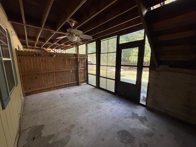 Building Photo - 4067 Fairway Dr